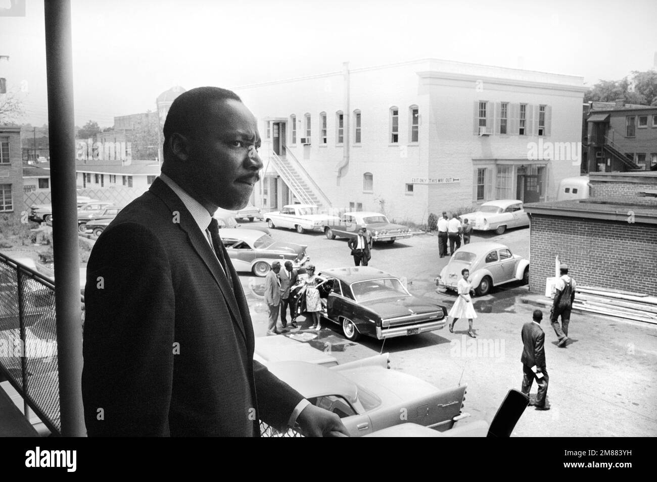 Martin Luther King in piedi sul balcone dell'A. G. Gaston Motel con vista sul parcheggio, durante la campagna di Birmingham, Birmingham, Alabama, USA, Trikosko, US News & World Report Magazine Collection, 16 maggio 1963 Foto Stock