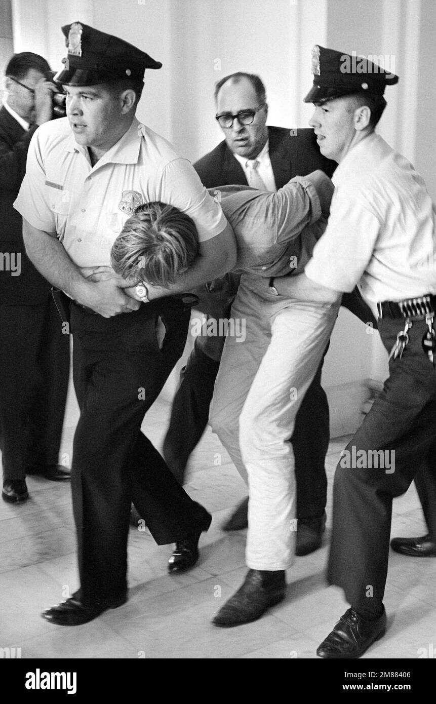Protester rimosso dagli Stati Uniti Funzionari della polizia del Campidoglio durante l'audizione degli Stati Uniti House un-American SubCommittee, Washington, D.C.]Marion S. Trikosko, US News & World Report Magazine Collection, 12 settembre 1963 Foto Stock