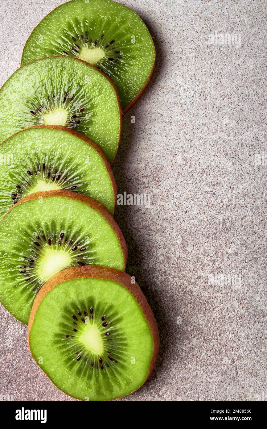 Kiwi dolce maturo su fondo in cemento, vista dall'alto Foto Stock