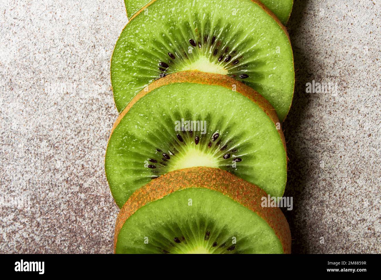 Kiwi dolce maturo su fondo in cemento, vista dall'alto Foto Stock