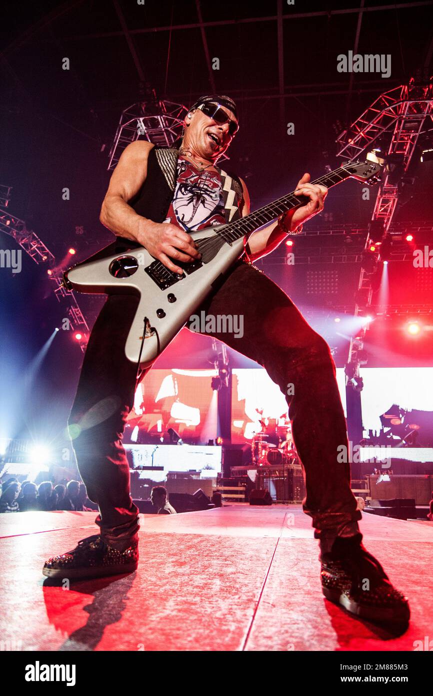 Live-photo di Rudolf Schenker, fondatore e chitarrista della band hard rock tedesca Scorpions. 2011, Lisbona Foto Stock