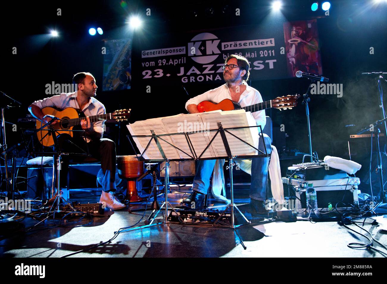 Chitarrista jazz al di Meola con chitarra acustica dal vivo sul palco. Foto Stock