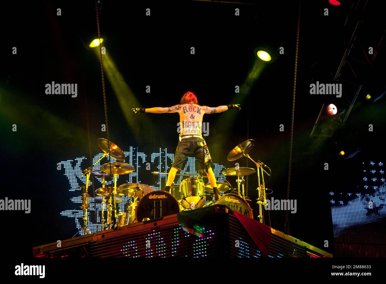 Foto dal vivo di James Kottak, batterista della band hard rock tedesca Scorpions. Lisbona, 2011 Foto Stock