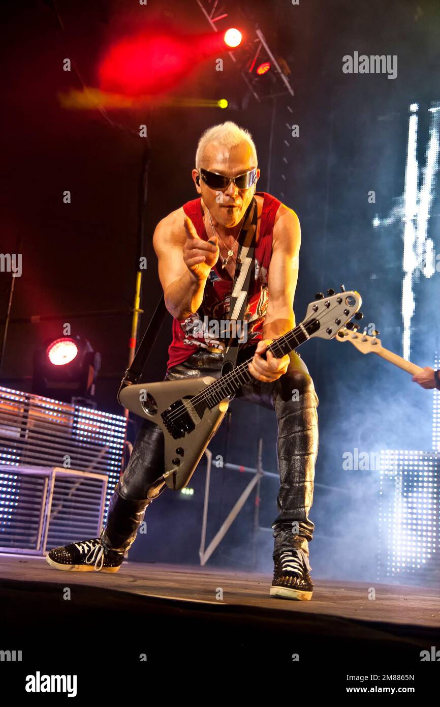 Live-photo di Rudolf Schenker, fondatore e chitarrista della band hard rock tedesca Scorpions. Foto Stock
