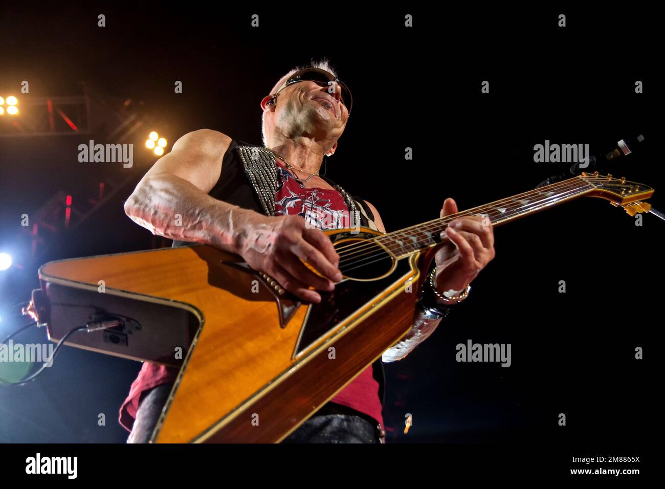 Live-photo di Rudolf Schenker, fondatore e chitarrista della band hard rock tedesca Scorpions. Foto Stock