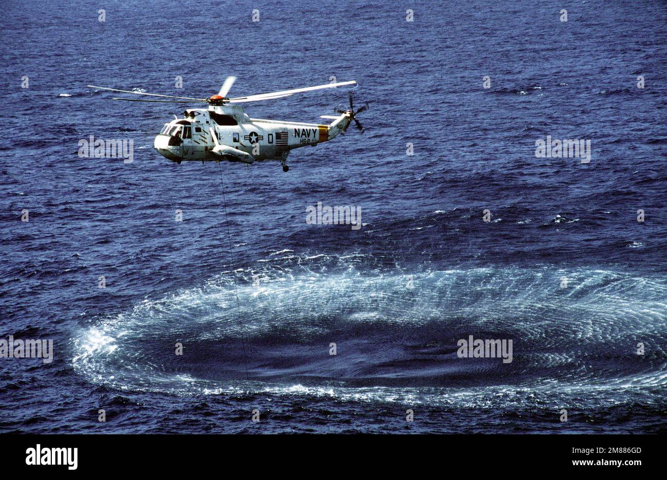 Un elicottero anti-sottomarino Squadron 2 (HS-2) SH-3H Sea King dispiega un sonar ad immersione AQS-13 durante una pattuglia anti-sottomarina. Paese: Sconosciuto Foto Stock