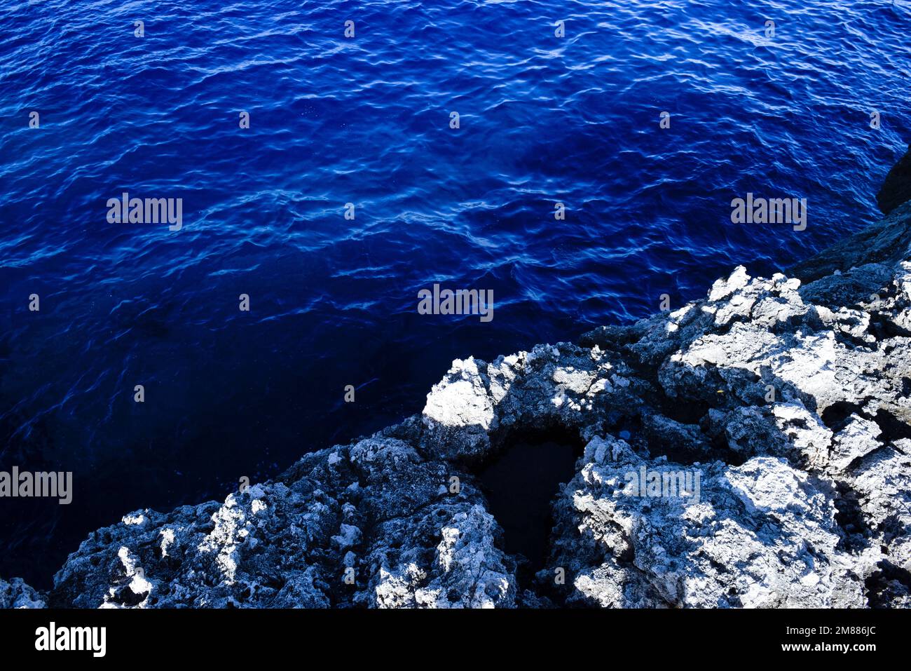 Vista astratta dell'acqua dell'oceano su una scogliera Foto Stock