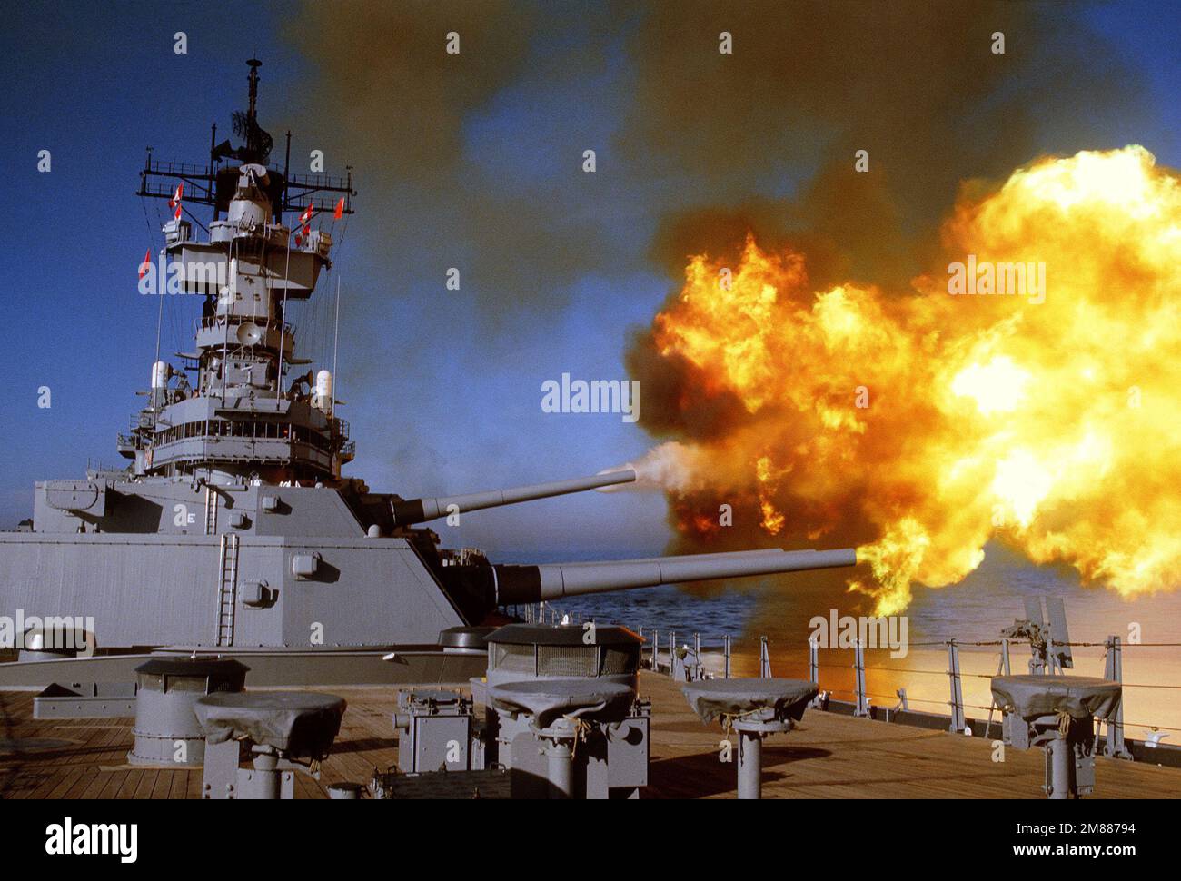 Le pistole di calibro 1 e 2 Mark 7 16 pollici/50 sono sparate a dritta durante un esercizio di tiro a batteria principale a bordo della nave da guerra USS NEW JERSEY (BB-62). Paese: Sconosciuto Foto Stock