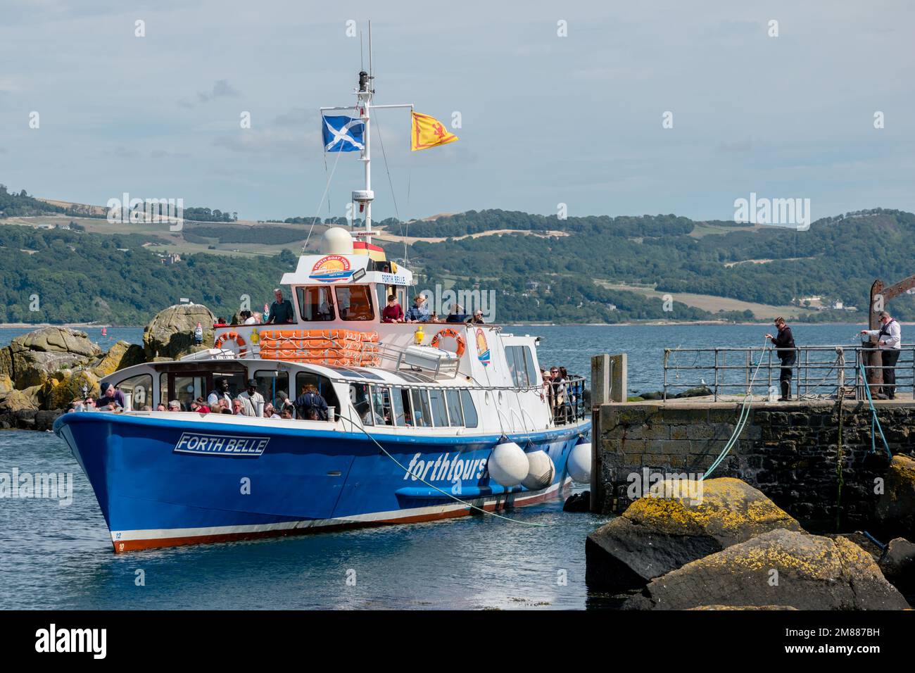 La quarta barca Belle passeggeri in arrivo a Inchcolm Island molo o molo con i turisti Foto Stock