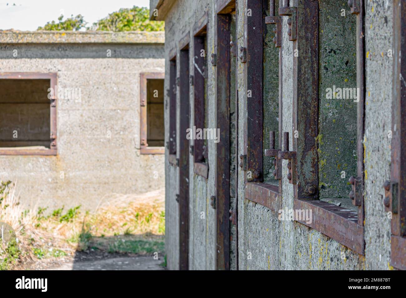 Bunker militari ed edifici sull'isola di Inchcolm, come parte della linea mediana delle Forth Defences nella prima e seconda guerra mondiale Foto Stock