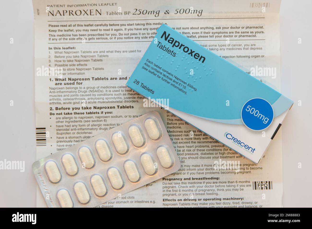 Confezione, foglio illustrativo e confezione in blister di compresse generiche di Crescent 500mg Naproxen Foto Stock