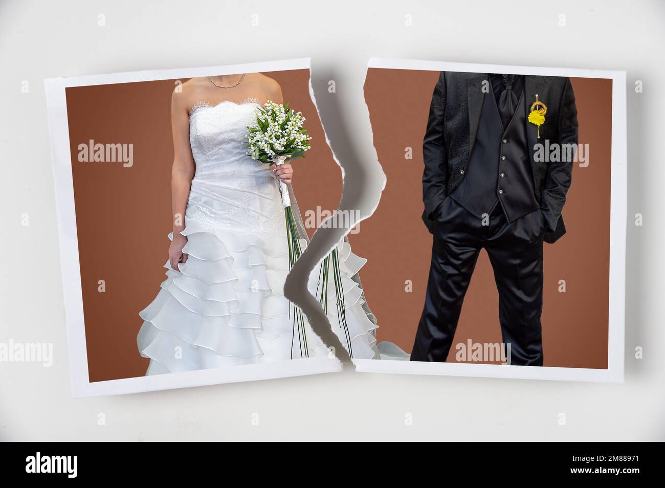 Concetto di divorzio. Foto strappata di una coppia al loro matrimonio con sfondo rosso Foto Stock