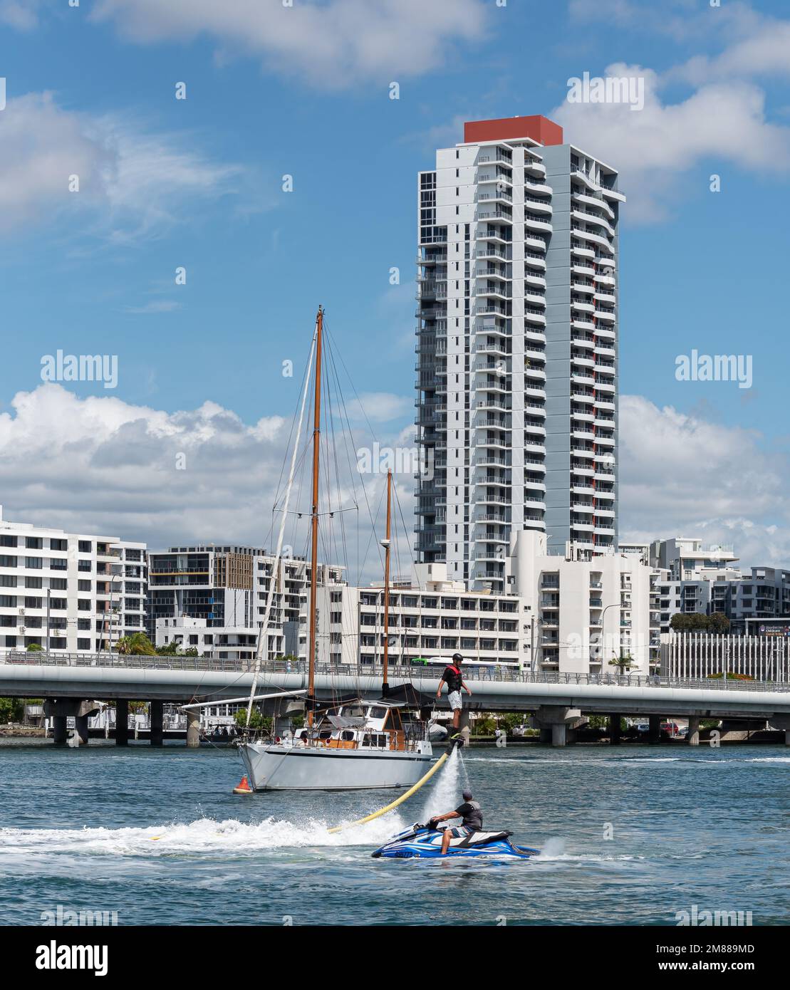 GOLD COAST, QUEENSLAND, AUSTRALIA. 7th gennaio 2023 sport acquatici tra cui il fly boarding e moto d'acqua vicino alla città. Foto Stock