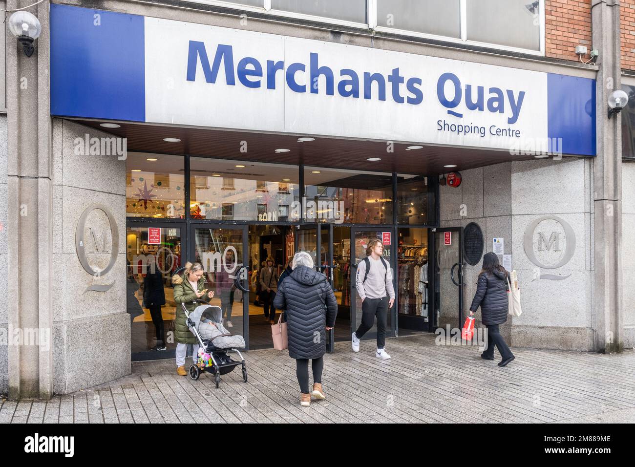 Patrick Street ingresso al Merchants Quay Shopping Centre a Cork, Irlanda. Foto Stock