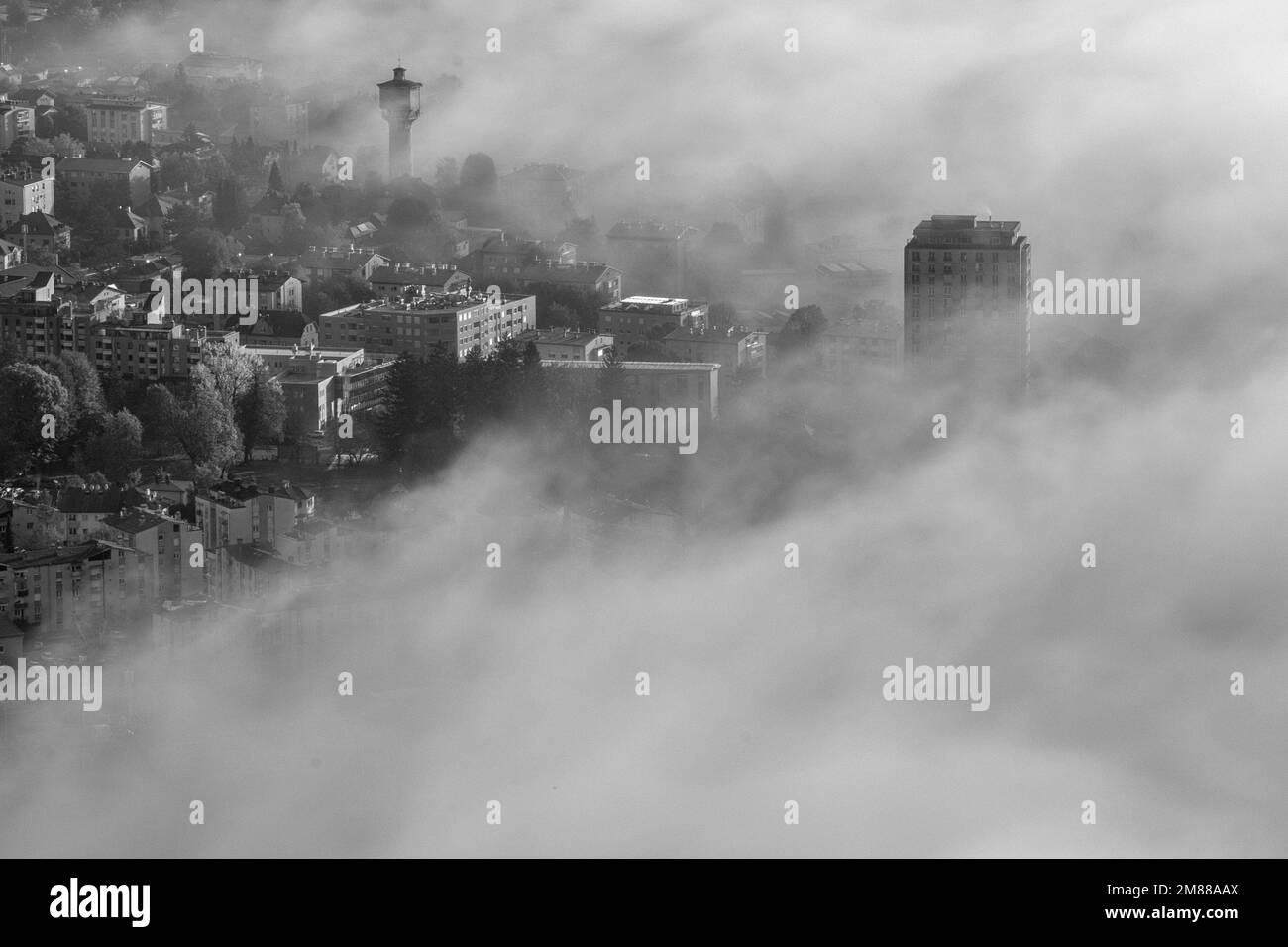 Una scenografica scala di grigi di nuvole sopra la città Foto Stock