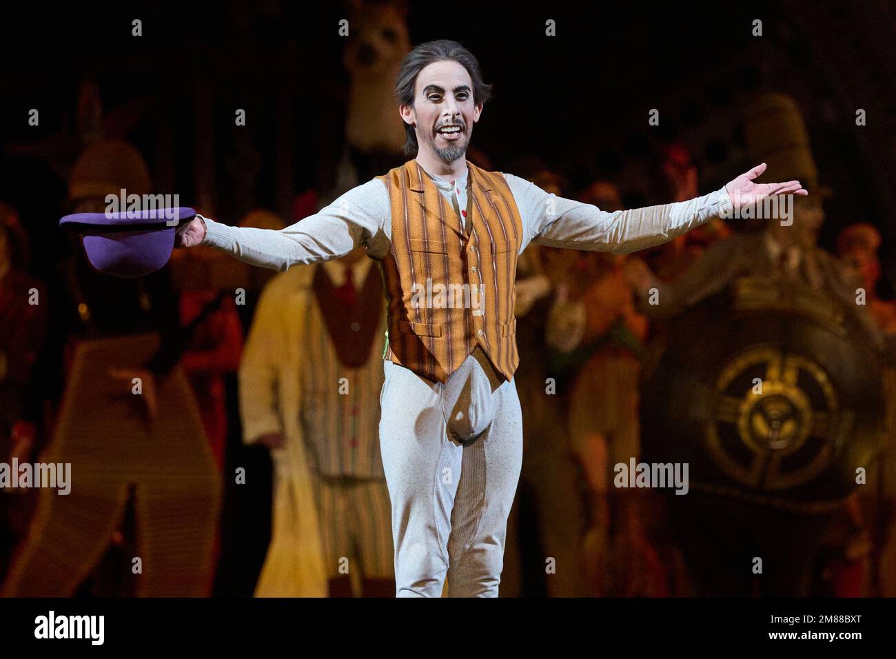 Londra, Regno Unito . 12 gennaio 2023 . Attori acrobatici si esibiscono durante le prove di vestiario del Cirque du Soleil - KURIOS: Gabinetto delle Curiosità tenuto presso la Royal Albert Hall. Credit: Alan D West/Alamy Live News Foto Stock