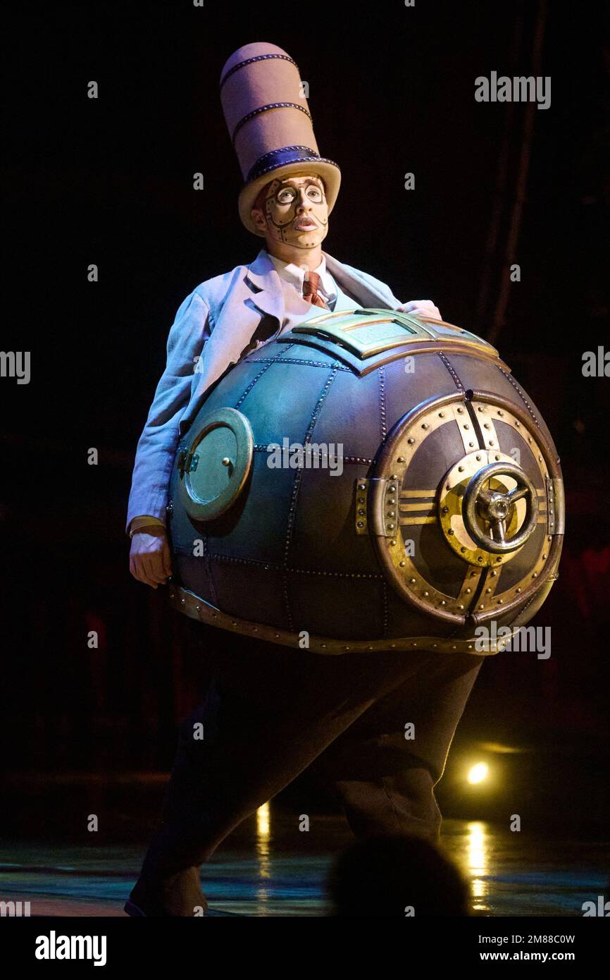 Londra, Regno Unito . 12 gennaio 2023 . Attori acrobatici si esibiscono durante le prove di vestiario del Cirque du Soleil - KURIOS: Gabinetto delle Curiosità tenuto presso la Royal Albert Hall. Credit: Alan D West/Alamy Live News Foto Stock