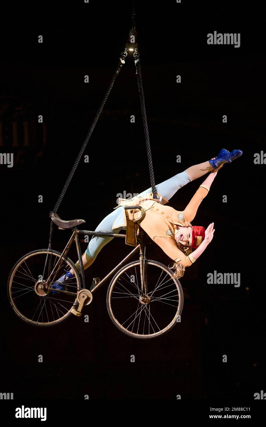Londra, Regno Unito . 12 gennaio 2023 . Attori acrobatici si esibiscono durante le prove di vestiario del Cirque du Soleil - KURIOS: Gabinetto delle Curiosità tenuto presso la Royal Albert Hall. Credit: Alan D West/Alamy Live News Foto Stock