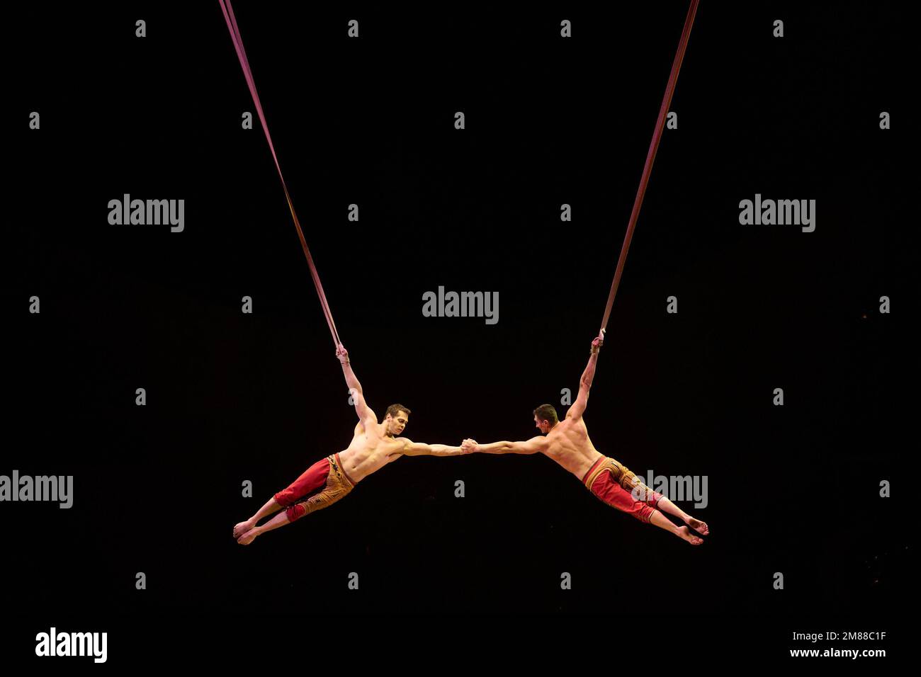 Londra, Regno Unito . 12 gennaio 2023 . Attori acrobatici si esibiscono durante le prove di vestiario del Cirque du Soleil - KURIOS: Gabinetto delle Curiosità tenuto presso la Royal Albert Hall. Credit: Alan D West/Alamy Live News Foto Stock
