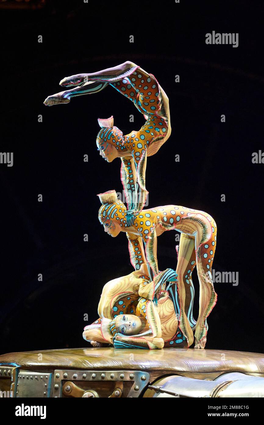 Londra, Regno Unito . 12 gennaio 2023 . Attori acrobatici si esibiscono durante le prove di vestiario del Cirque du Soleil - KURIOS: Gabinetto delle Curiosità tenuto presso la Royal Albert Hall. Credit: Alan D West/Alamy Live News Foto Stock
