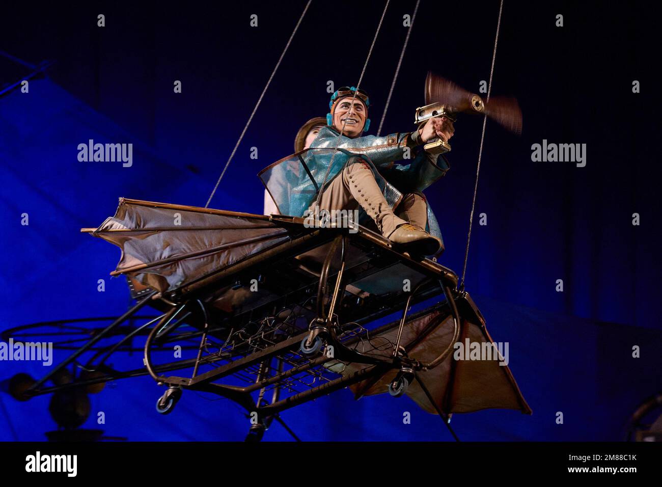 Londra, Regno Unito . 12 gennaio 2023 . Attori acrobatici si esibiscono durante le prove di vestiario del Cirque du Soleil - KURIOS: Gabinetto delle Curiosità tenuto presso la Royal Albert Hall. Credit: Alan D West/Alamy Live News Foto Stock