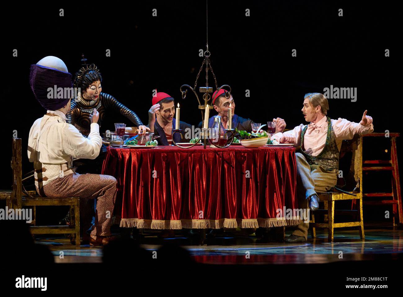 Londra, Regno Unito . 12 gennaio 2023 . Attori acrobatici si esibiscono durante le prove di vestiario del Cirque du Soleil - KURIOS: Gabinetto delle Curiosità tenuto presso la Royal Albert Hall. Credit: Alan D West/Alamy Live News Foto Stock