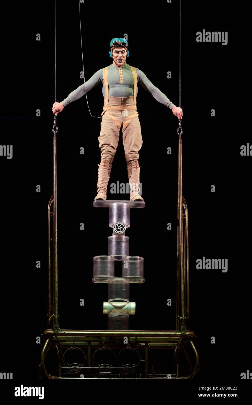 Londra, Regno Unito . 12 gennaio 2023 . Attori acrobatici si esibiscono durante le prove di vestiario del Cirque du Soleil - KURIOS: Gabinetto delle Curiosità tenuto presso la Royal Albert Hall. Credit: Alan D West/Alamy Live News Foto Stock