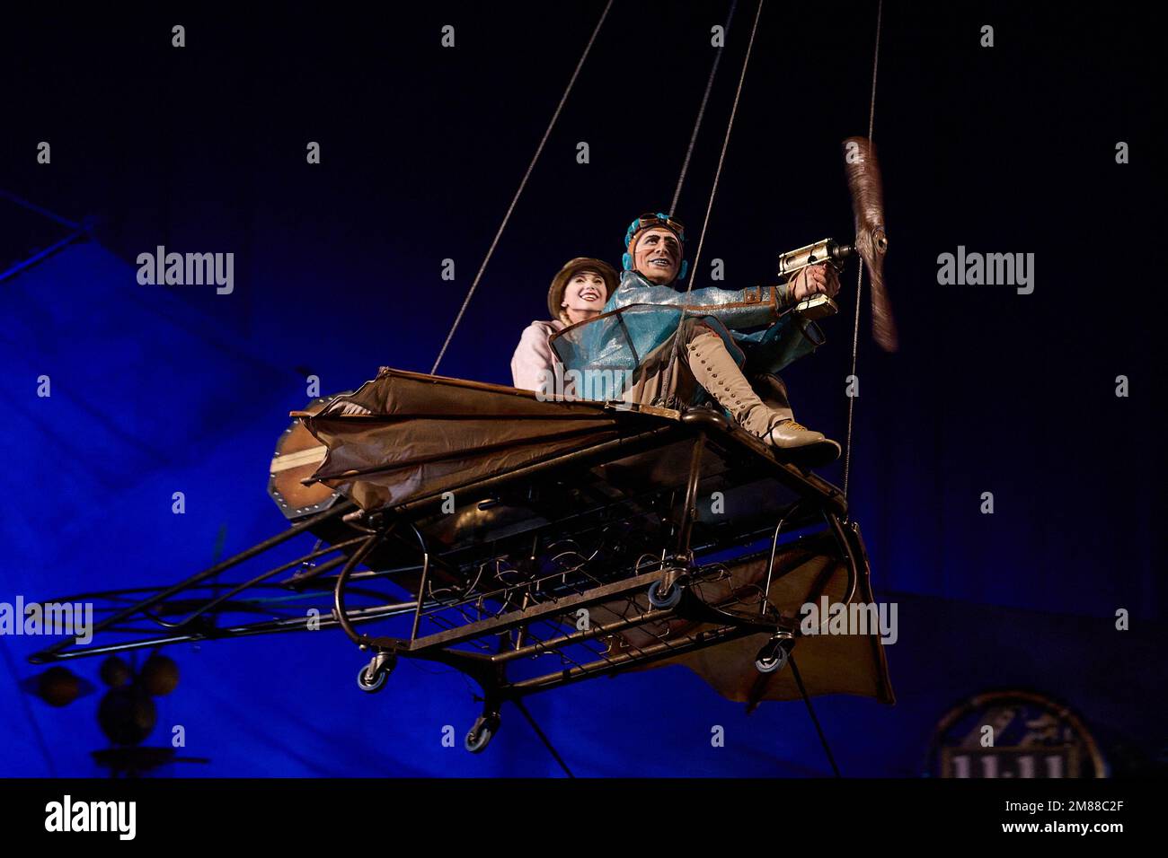 Londra, Regno Unito . 12 gennaio 2023 . Attori acrobatici si esibiscono durante le prove di vestiario del Cirque du Soleil - KURIOS: Gabinetto delle Curiosità tenuto presso la Royal Albert Hall. Credit: Alan D West/Alamy Live News Foto Stock