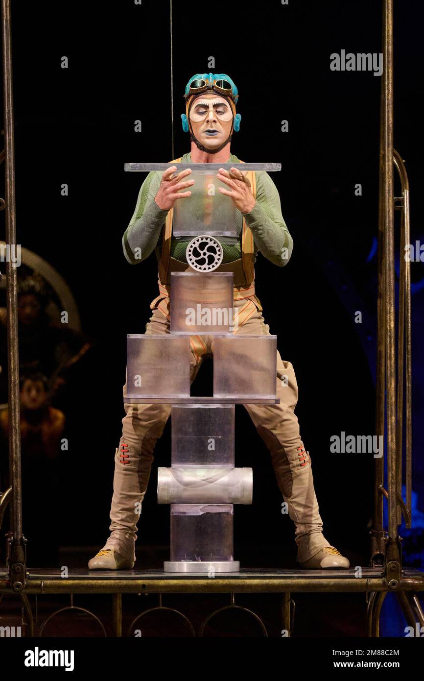 Londra, Regno Unito . 12 gennaio 2023 . Attori acrobatici si esibiscono durante le prove di vestiario del Cirque du Soleil - KURIOS: Gabinetto delle Curiosità tenuto presso la Royal Albert Hall. Credit: Alan D West/Alamy Live News Foto Stock