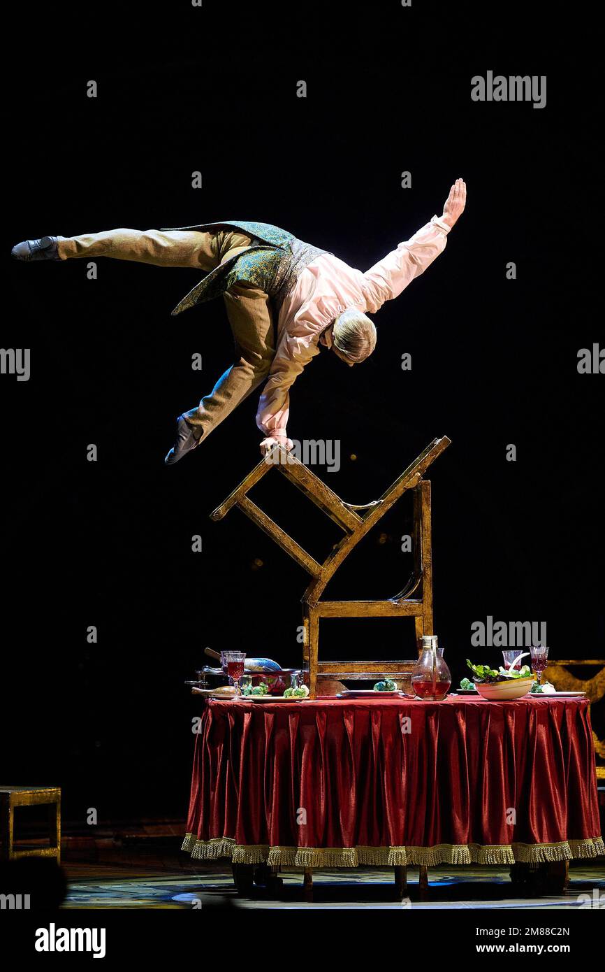 Londra, Regno Unito . 12 gennaio 2023 . Attori acrobatici si esibiscono durante le prove di vestiario del Cirque du Soleil - KURIOS: Gabinetto delle Curiosità tenuto presso la Royal Albert Hall. Credit: Alan D West/Alamy Live News Foto Stock