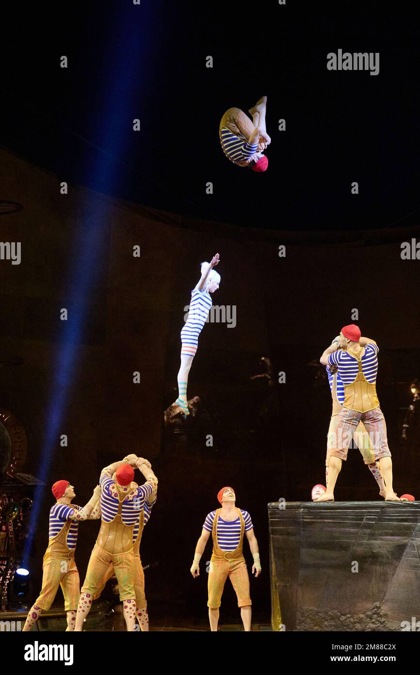 Londra, Regno Unito . 12 gennaio 2023 . Attori acrobatici si esibiscono durante le prove di vestiario del Cirque du Soleil - KURIOS: Gabinetto delle Curiosità tenuto presso la Royal Albert Hall. Credit: Alan D West/Alamy Live News Foto Stock