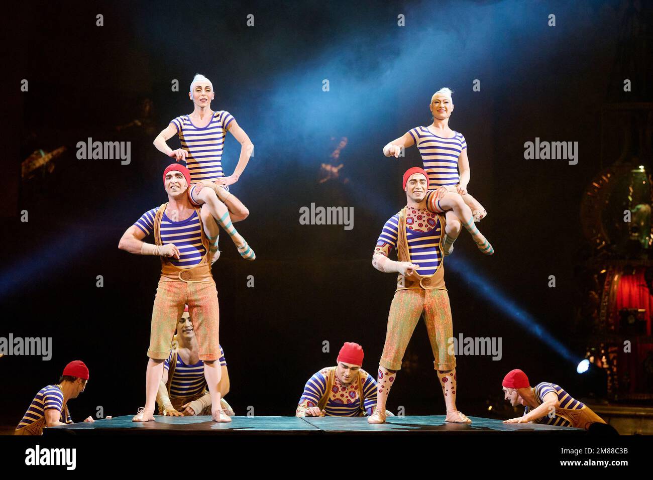 Londra, Regno Unito . 12 gennaio 2023 . Attori acrobatici si esibiscono durante le prove di vestiario del Cirque du Soleil - KURIOS: Gabinetto delle Curiosità tenuto presso la Royal Albert Hall. Credit: Alan D West/Alamy Live News Foto Stock