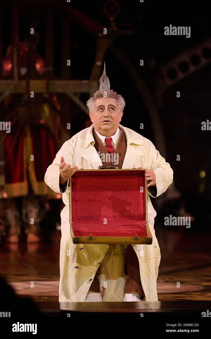 Londra, Regno Unito . 12 gennaio 2023 . Attori acrobatici si esibiscono durante le prove di vestiario del Cirque du Soleil - KURIOS: Gabinetto delle Curiosità tenuto presso la Royal Albert Hall. Credit: Alan D West/Alamy Live News Foto Stock