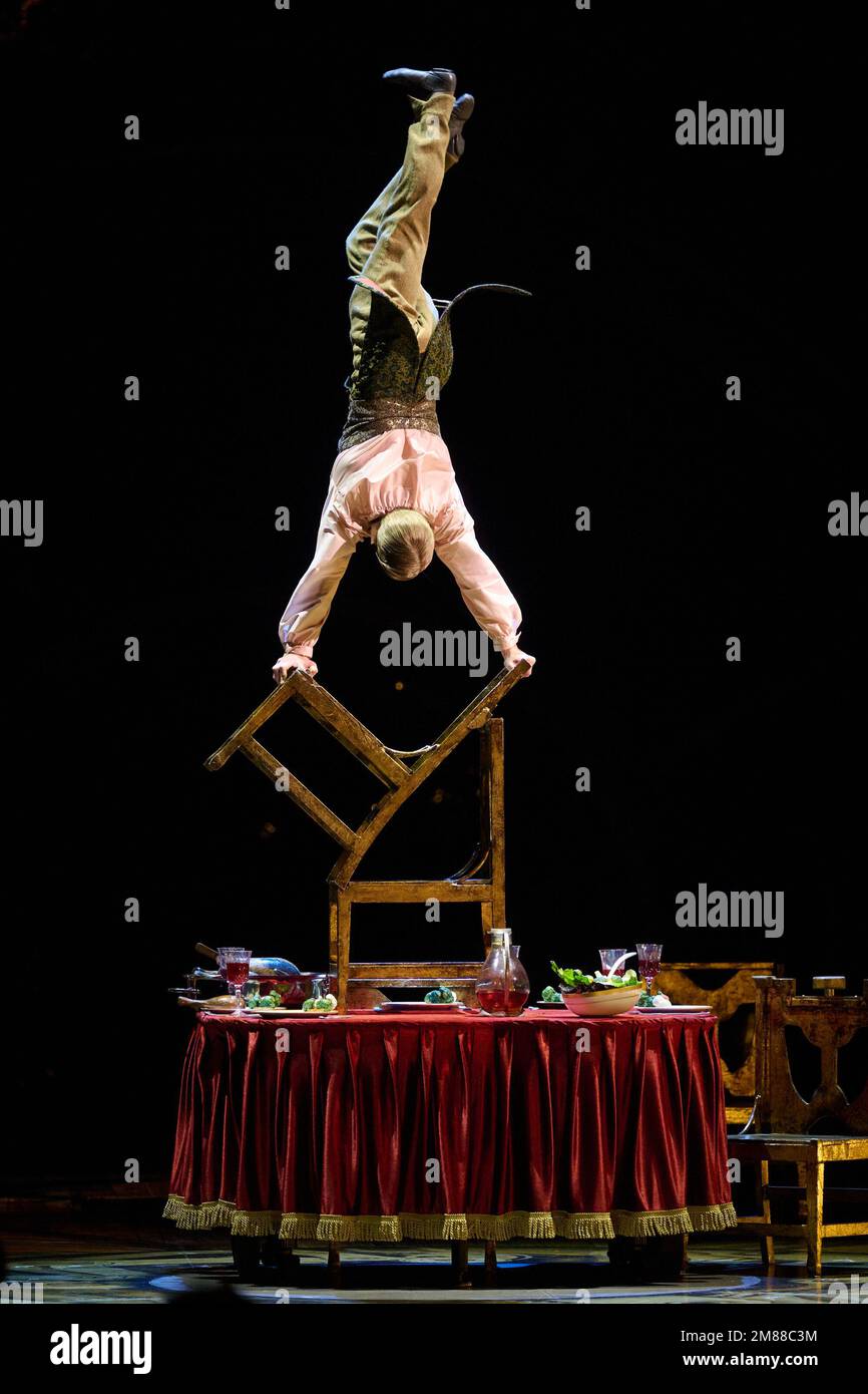 Londra, Regno Unito . 12 gennaio 2023 . Attori acrobatici si esibiscono durante le prove di vestiario del Cirque du Soleil - KURIOS: Gabinetto delle Curiosità tenuto presso la Royal Albert Hall. Credit: Alan D West/Alamy Live News Foto Stock