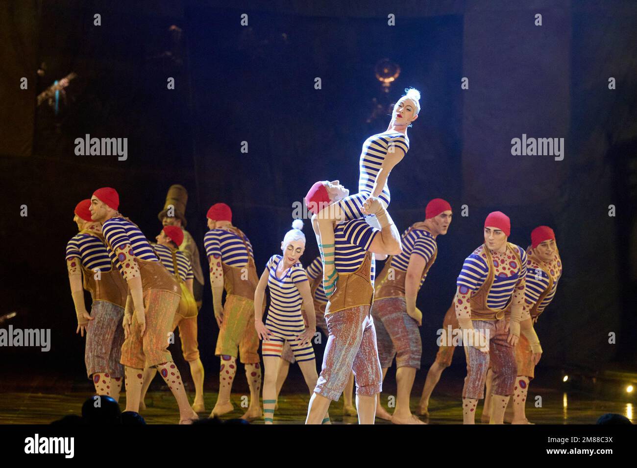 Londra, Regno Unito . 12 gennaio 2023 . Attori acrobatici si esibiscono durante le prove di vestiario del Cirque du Soleil - KURIOS: Gabinetto delle Curiosità tenuto presso la Royal Albert Hall. Credit: Alan D West/Alamy Live News Foto Stock