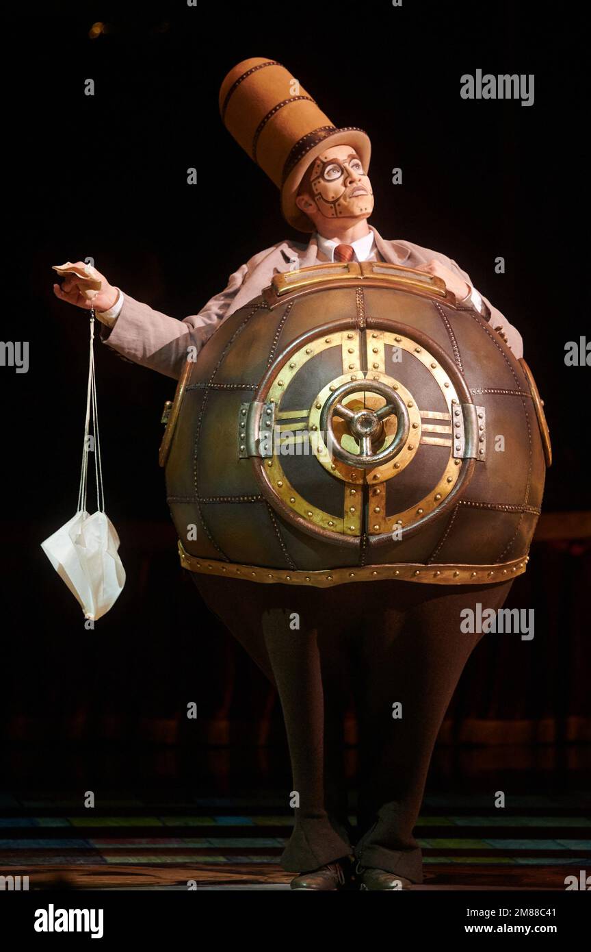 Londra, Regno Unito . 12 gennaio 2023 . Attori acrobatici si esibiscono durante le prove di vestiario del Cirque du Soleil - KURIOS: Gabinetto delle Curiosità tenuto presso la Royal Albert Hall. Credit: Alan D West/Alamy Live News Foto Stock