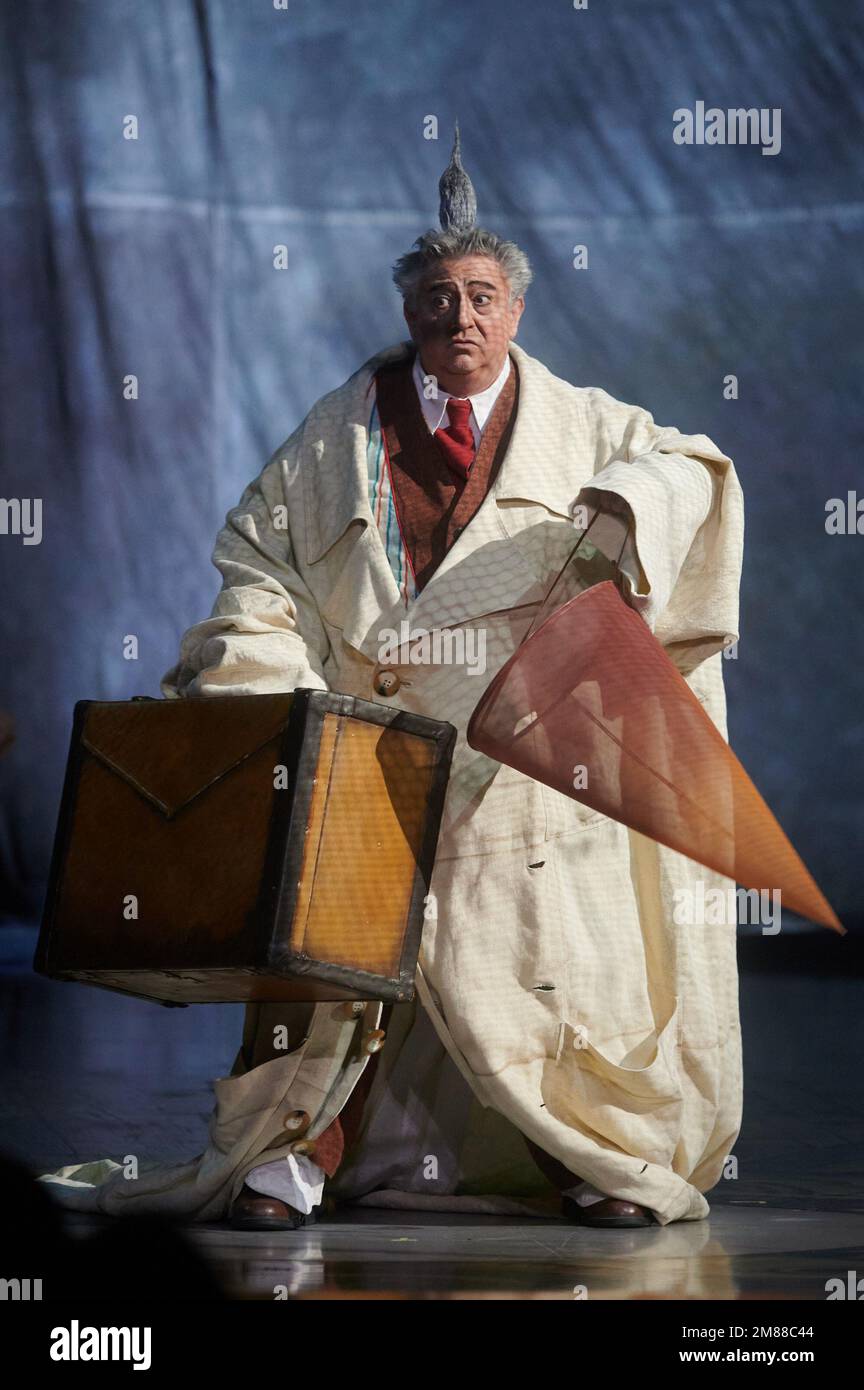 Londra, Regno Unito . 12 gennaio 2023 . Attori acrobatici si esibiscono durante le prove di vestiario del Cirque du Soleil - KURIOS: Gabinetto delle Curiosità tenuto presso la Royal Albert Hall. Credit: Alan D West/Alamy Live News Foto Stock