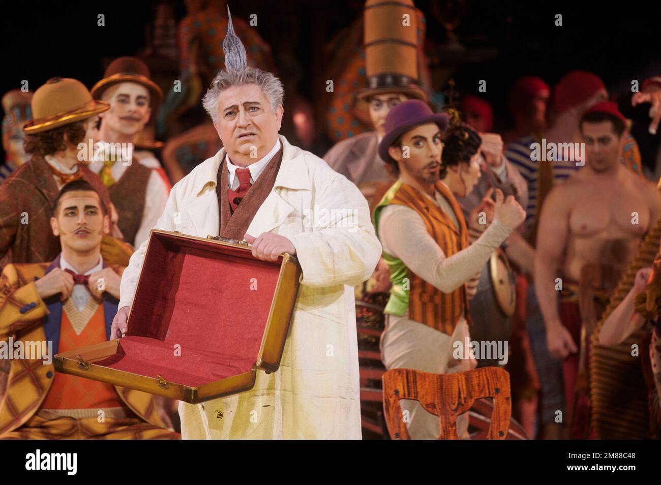 Londra, Regno Unito . 12 gennaio 2023 . Attori acrobatici si esibiscono durante le prove di vestiario del Cirque du Soleil - KURIOS: Gabinetto delle Curiosità tenuto presso la Royal Albert Hall. Credit: Alan D West/Alamy Live News Foto Stock