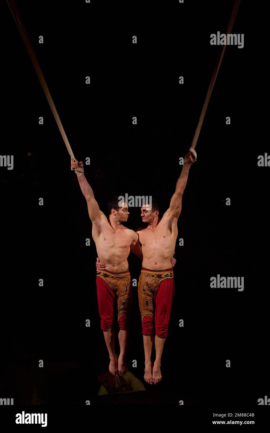 Londra, Regno Unito . 12 gennaio 2023 . Attori acrobatici si esibiscono durante le prove di vestiario del Cirque du Soleil - KURIOS: Gabinetto delle Curiosità tenuto presso la Royal Albert Hall. Credit: Alan D West/Alamy Live News Foto Stock