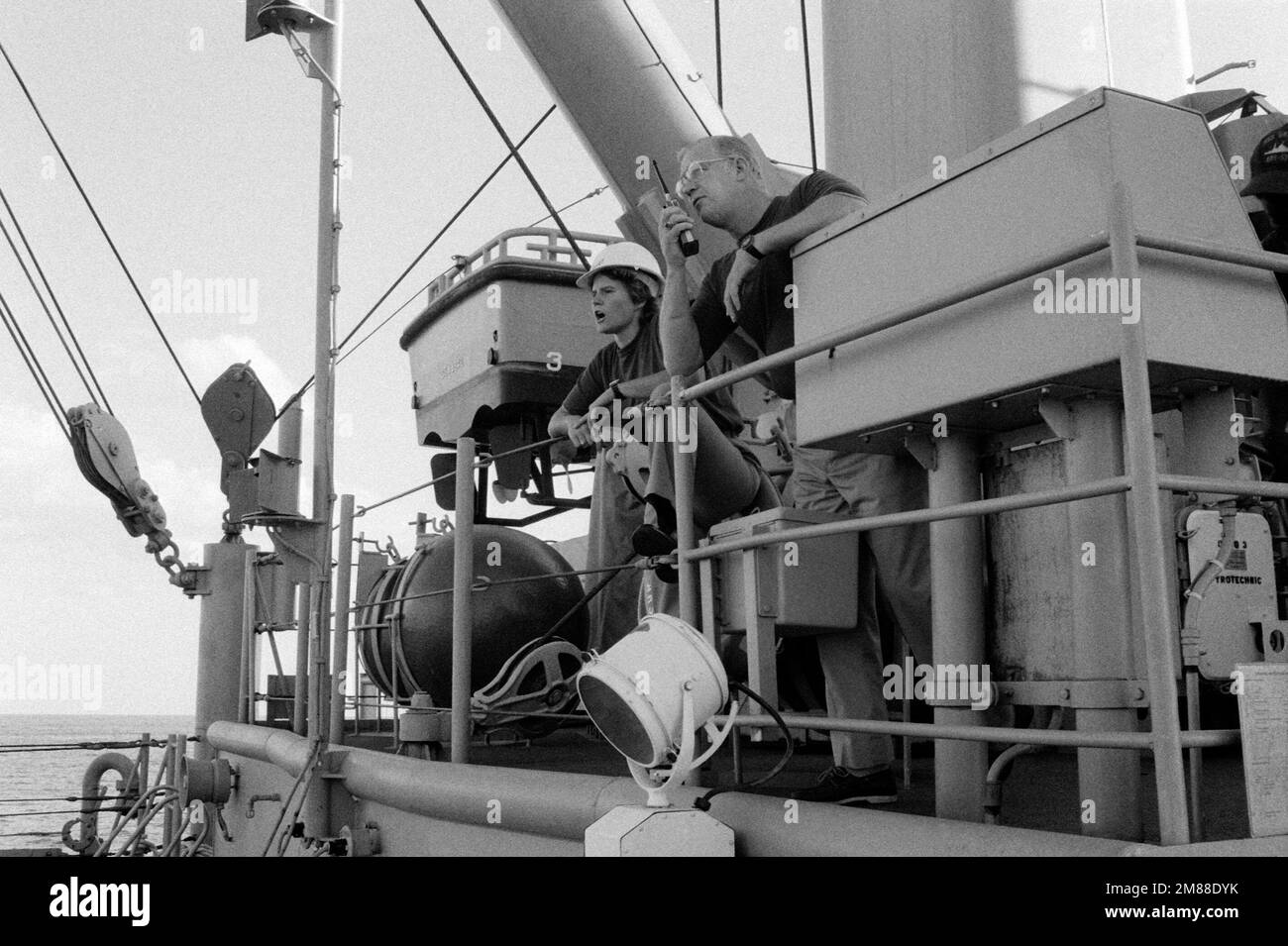 DN-SN-88-01087. Base: Benna a polipo USS (ARS 53) Foto Stock