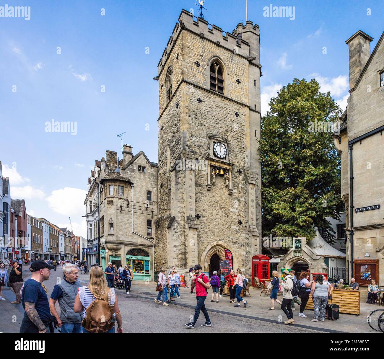 L'incrocio di Carfax nel centro di Oxford con la Torre di Carfax (conosciuta anche come St. Martin's Tower), Oxfordshire, Inghilterra sudorientale Foto Stock