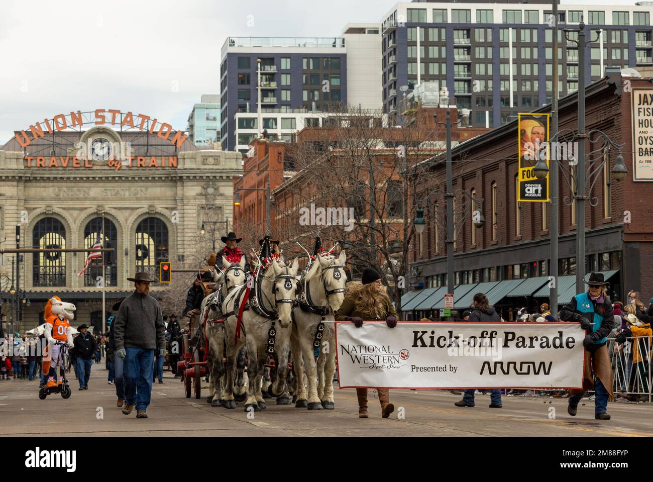 Denver, Colorado - 5 gennaio 2023: La parata annuale del National Western Stock Show Kick-Off viaggia su 17 Street Foto Stock