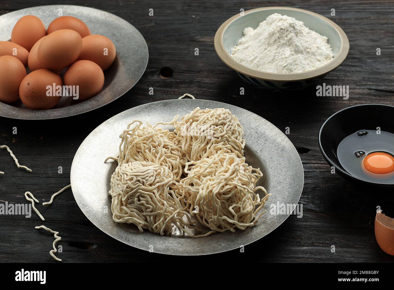 Casalinga crudo uovo asiatico Noodle su tavola di legno Foto Stock