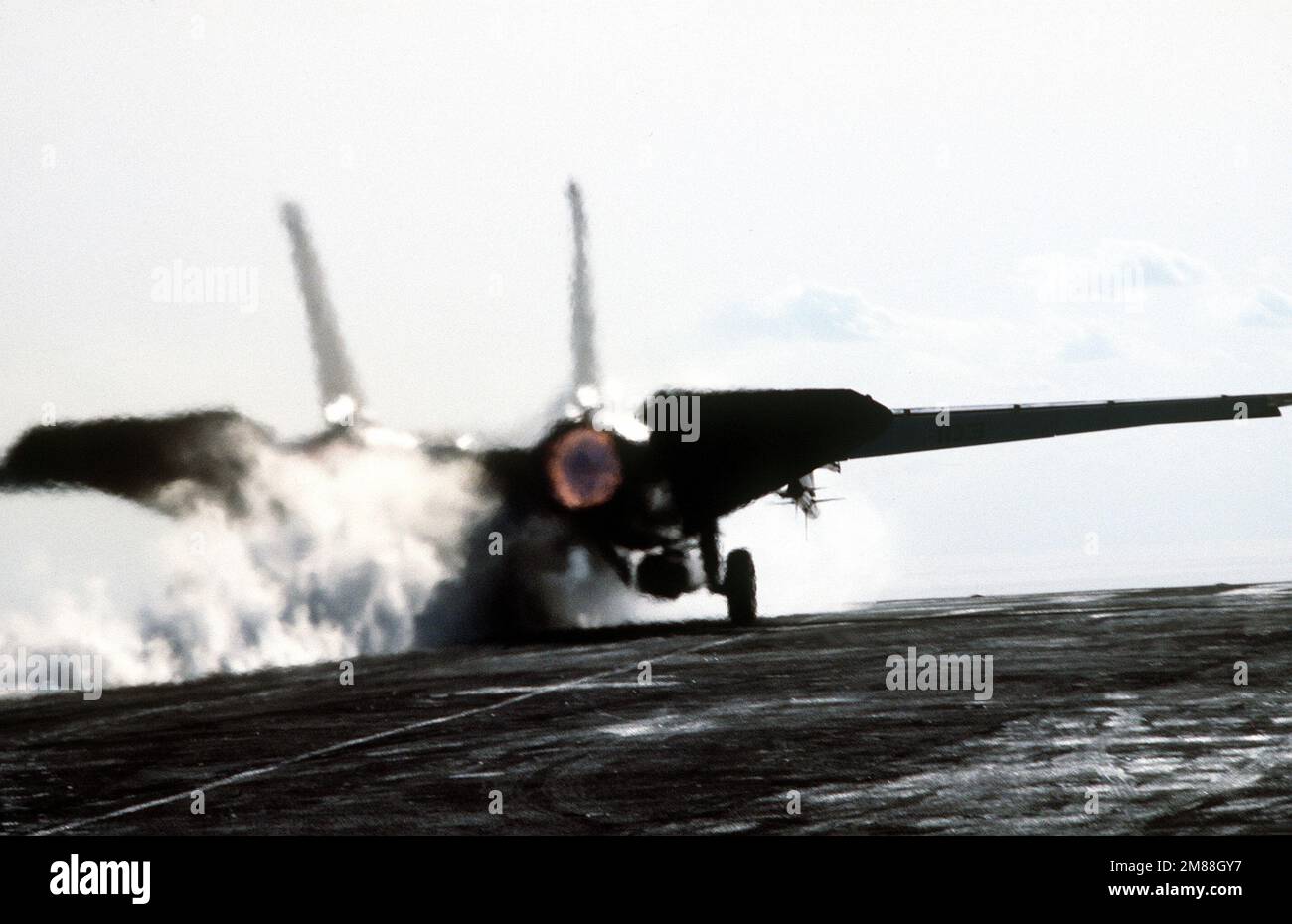 Un aereo F-14A Tomcat viene lanciato dalla portaerei nucleare USS THEODORE ROOSEVELT (CVN-71). Paese: Sconosciuto Foto Stock