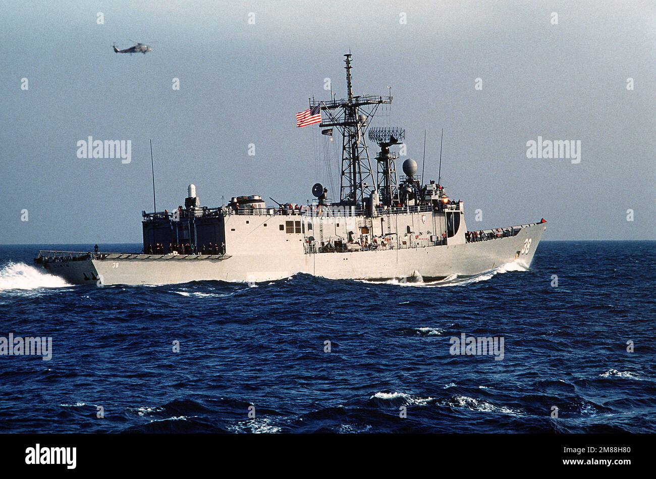 Un quarto di vista a dritta della fregata missilistica guidata USS CURTS (FFG-38) in corso di pattuglia come parte di una forza multinazionale di stanza nella regione per salvaguardare la navigazione durante la guerra tra Iran e Iraq. Paese: Golfo di Oman Foto Stock