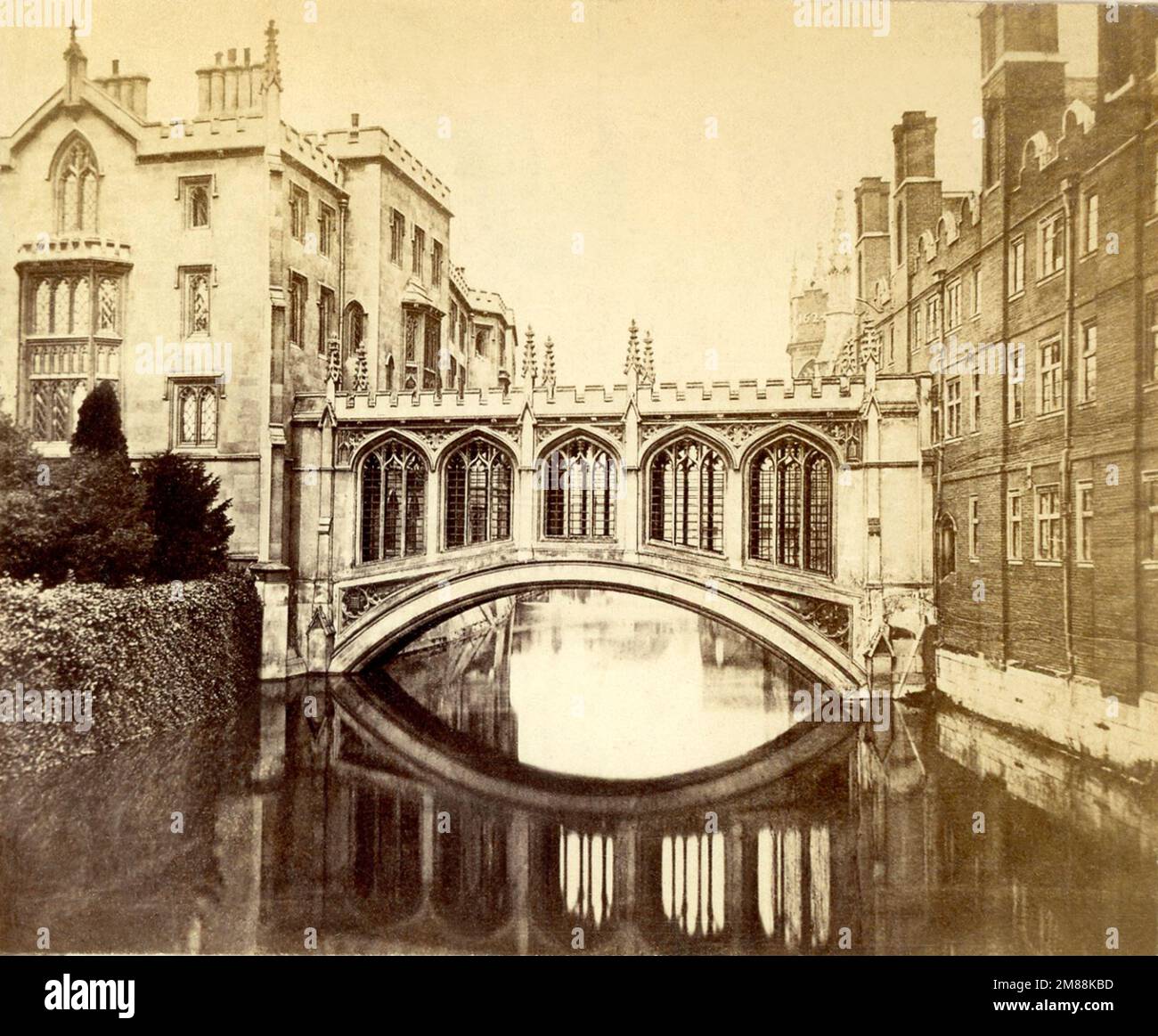 1875 ca , CAMBRIDGE , Cambridgeshire , INGHILTERRA , GRAN BRETAGNA : Università di Cambridge , Ponte dei Sospiri . Il ponte , costruito nel 1831, è una caratteristica iconica del St John's College . E' l'unico ponte coperto che attraversa il fiume Cam e l'unico ponte del College costruito in stile gotico vittoriano. Come appare in film tra cui la Teoria di tutto (2014) ed Elisabetta: L'età dell'oro (2007). IUnknown fotografo . - GRAND BRETAGNA - VIEW - FOTO STORICHE - STORIA - GEOGRAFIA - GEOGRAFIA - ARCHITETTURA NEOGOTICA - ARCHITETTURA - PANORAMA - LANDSCAP Foto Stock