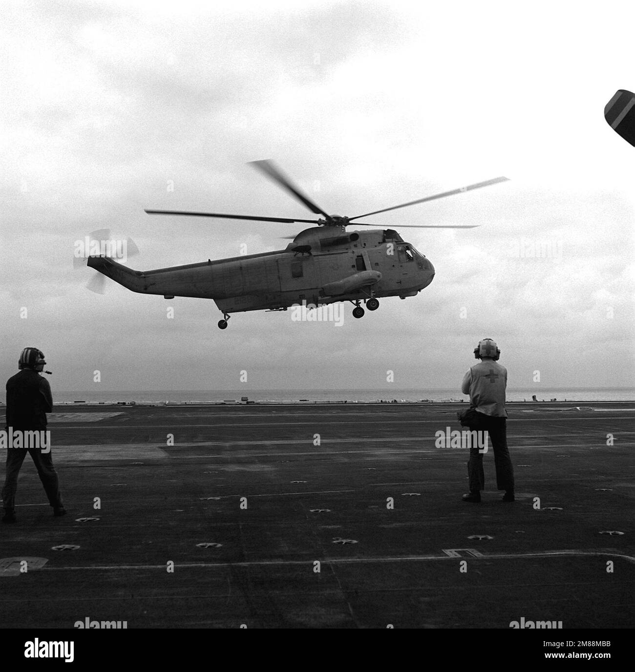 Un elicottero anti-sottomarino Squadron 4 (HS-4) SH-3H Sea King elicottero si prepara ad atterrare sul ponte di volo della portaerei nucleare USS CARL VINSON (CVN-70) durante le operazioni della Carrier Air Wing 15 (CVW-15) al largo della costa della California meridionale. Paese: Oceano Pacifico (POC) Foto Stock