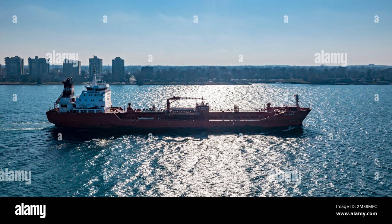 Detroit, Michigan - la petroliera/petroliera chimica Algoterra è diretta verso il basso sul fiume Detroit tra Detroit, Michigan e Windsor, Ontario. Foto Stock