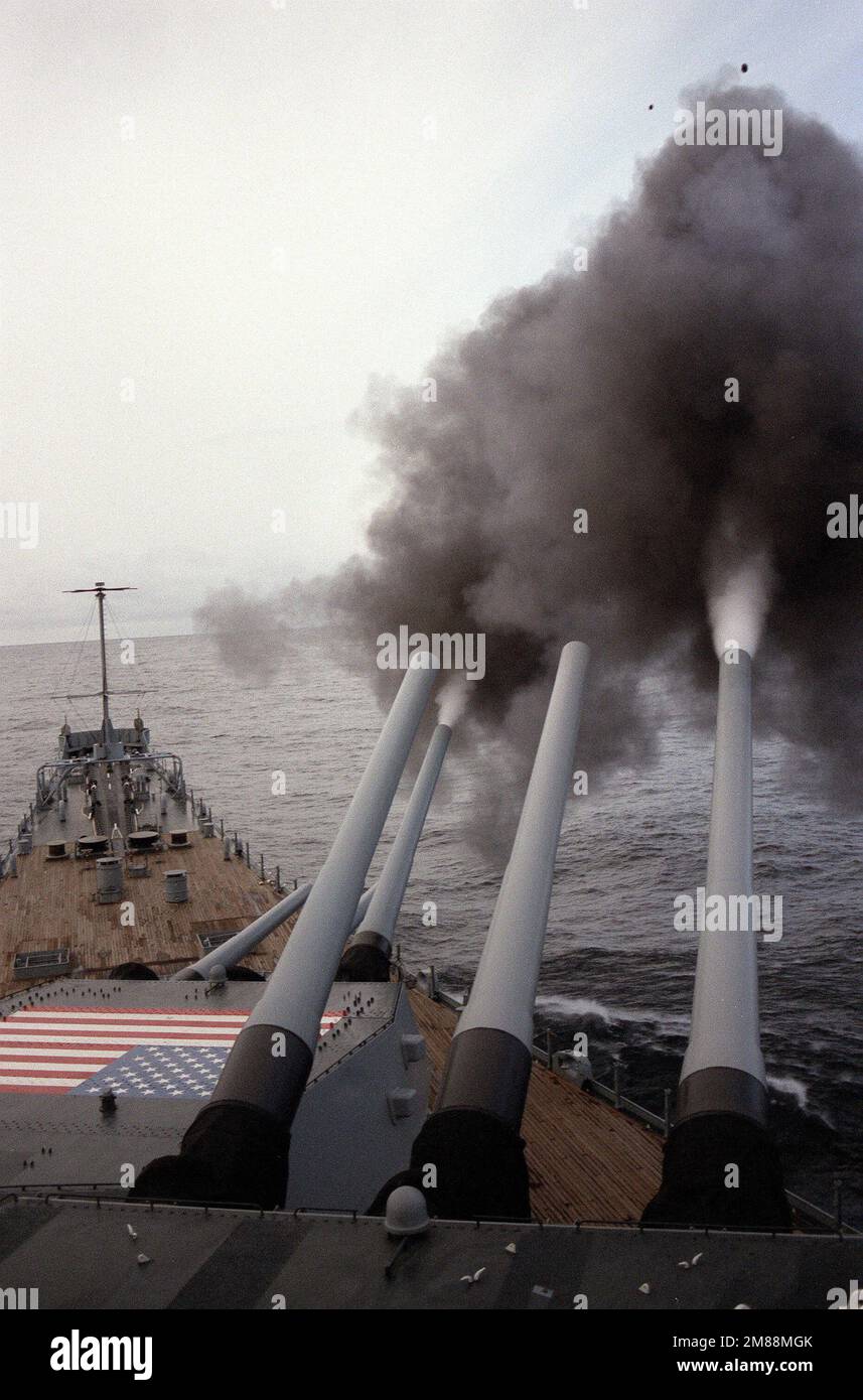 1 e 2 torretta Mark 7 16-inch/50-calibro cannoni sono sparati fuori dal lato a dritta della nave da guerra USS IOWA (BB-61). Paese: Sconosciuto Foto Stock