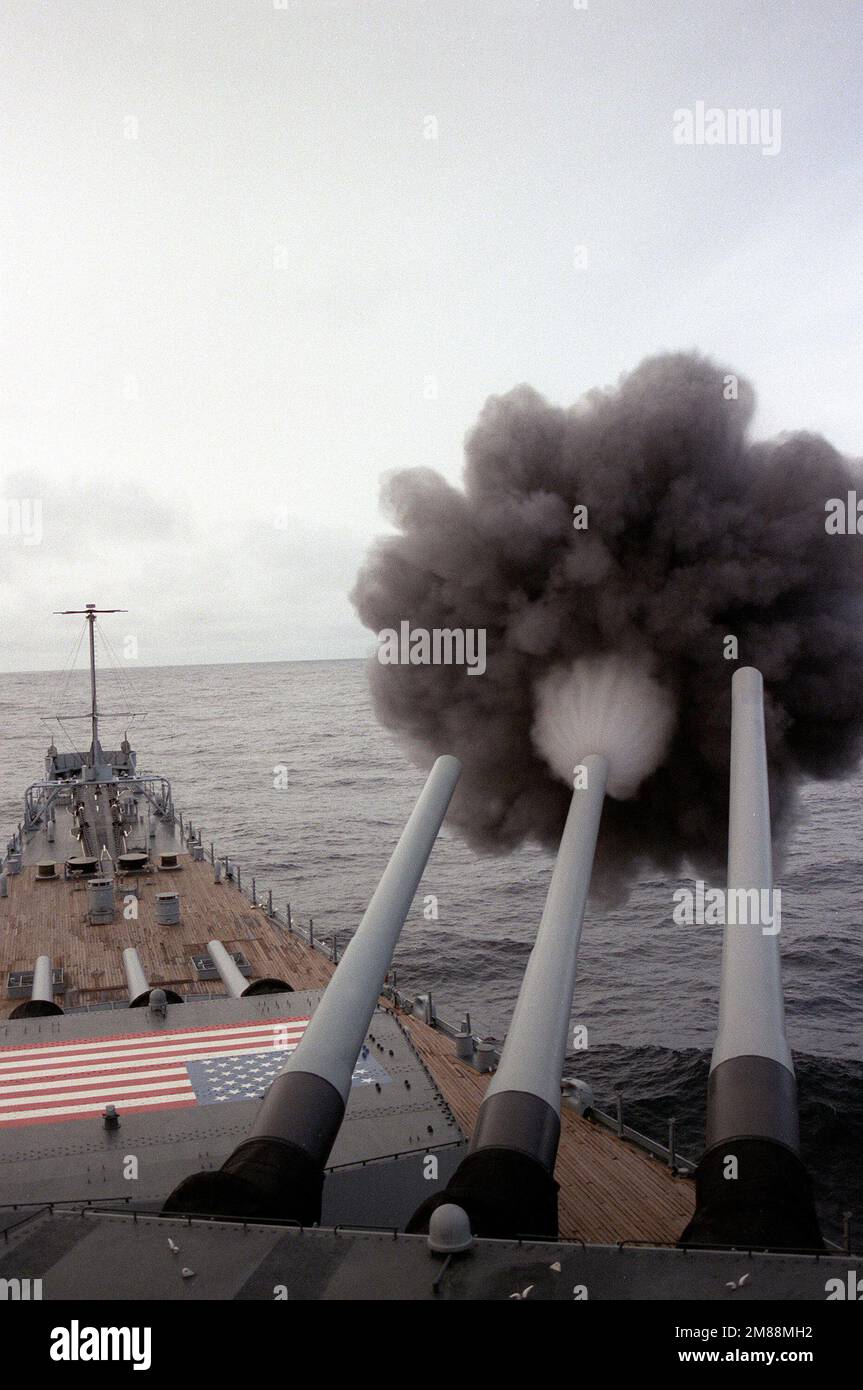 Una torretta n. 2 Mark 7 16-inch/50-calibro pistola è sparato dal lato destro della nave da guerra USS IOWA (BB-61). Paese: Sconosciuto Foto Stock